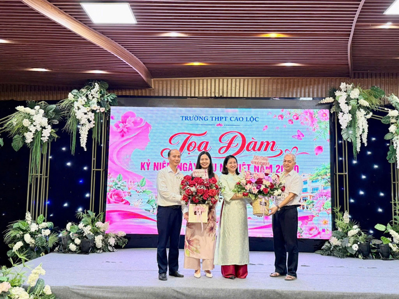 TRƯỜNG THPT CAO LỘC: GIÁO DỤC TRUYỀN THỐNG, LAN TỎA YÊU THƯƠNG NHÂN NGÀY PHỤ NỮ VIỆT NAM 20/10