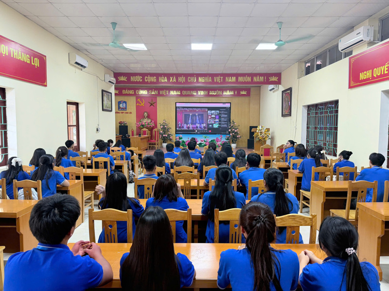 ĐOÀN TRƯỜNG THPT CAO LỘC LAN TỎA THÔNG ĐIỆP “KHÔNG MỘT MÌNH”